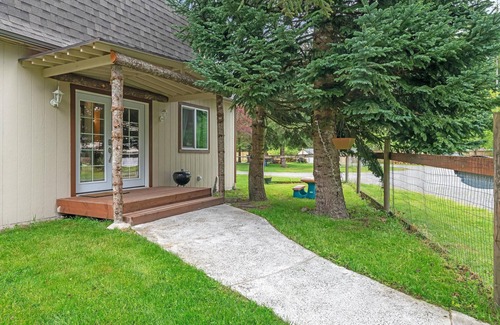 Enumclaw House | NEW! Treehaven Barn 3-Bedroom Farmhouse - Pets Allowed
