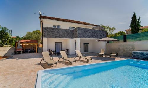 Pinezici Villa | New villa with pool, 600 m from the beach - by TRAVELER tourist agency Krk ID 2164