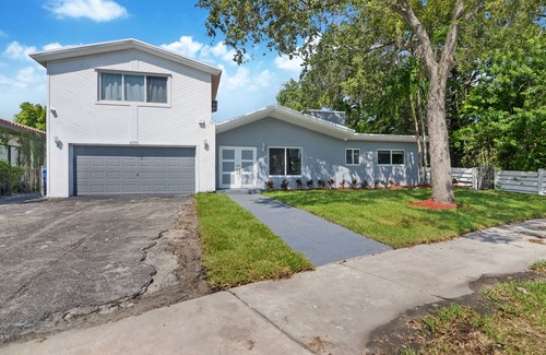 Ojus House | NEW VILLA WITH POOL AND GARDEN BY AVENTURA MALL