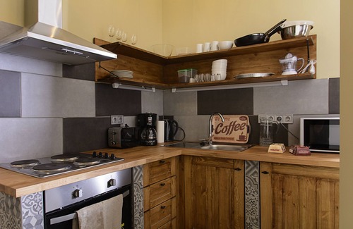 Erzsebetvaros House | New - Walnuttree Double 12 Person Apartment Central in Budapest - Hungary