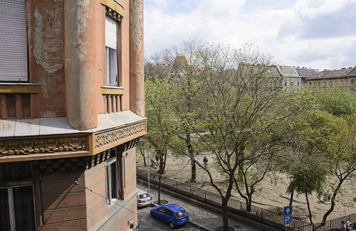 Erzsebetvaros House | New - Walnuttree Double 12 Person Apartment Central in Budapest - Hungary