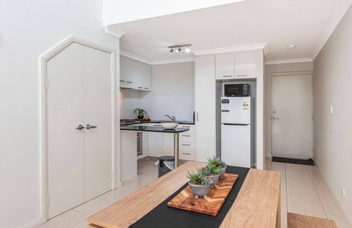Mandurah Apartment | New York Loft 1-BR Apt | Free WiFi & A/C