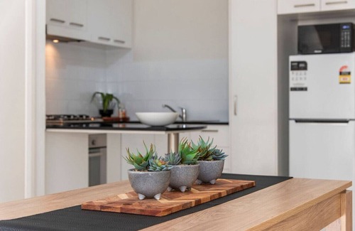 Mandurah Apartment | New York Loft 1-BR Apt | Free WiFi & A/C