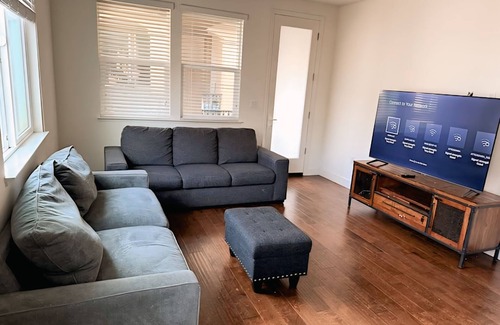 Newark Condo | Newark Escape-Clean, Quiet & Fully Equipped Free WiFi, AC & Easy Parking