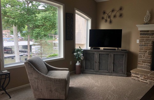 Gravois Mills House | Newer home with beachfrontn