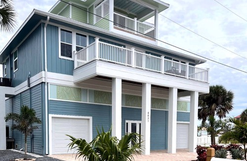 Mid Island House | Newly Built! Pool! Your perfect beach getaway! Gulf-Side, Beach!