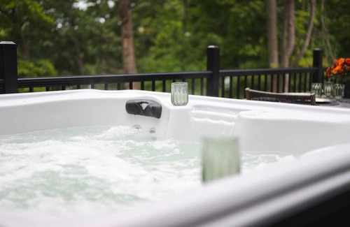 Alpena House | Newly Built|Riverfront|Kayaks|Hot tub|King|AC