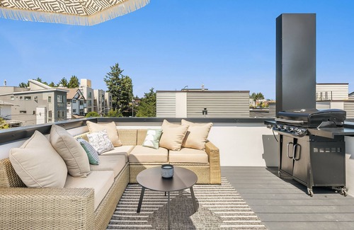 Fremont House | Newly Built Seattle Townhome w. Lake/Skyline Views