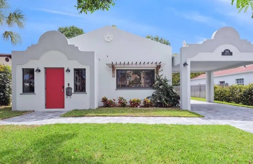 Poiciana Park II House | Newly Constructed Luxe 3BR Home Downtown | Airport