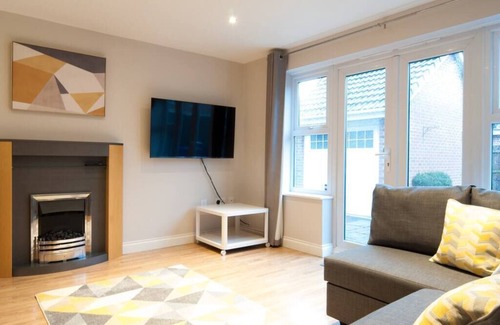 Derby House | Newly Furnished Aztec House (6 separate beds)
