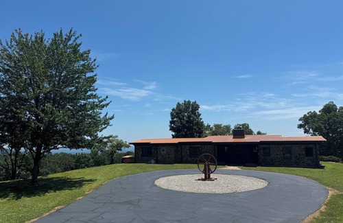 Clarksville House | Newly Listed Iron Mountain View Getaway