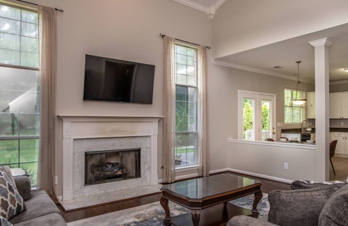 Sand Ridge House | NEWLY LISTED ~ Stylish & Comfy ~ 15min to Downtown
