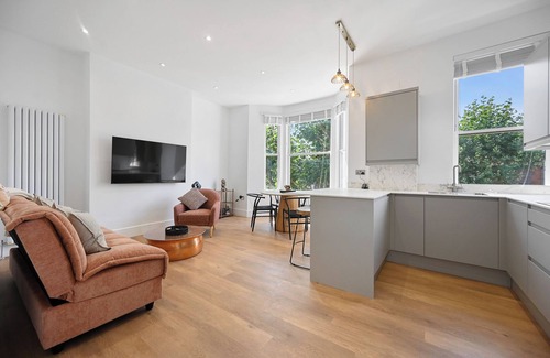 Harlesden House | Newly Refurbed 2 Bed Apartment 15 Minutes From West End