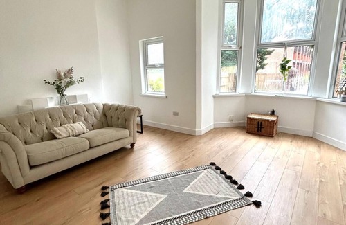 Nottingham House | Newly Refurbished Spacious and Bright House.7 min Drive to Nottingham Centre