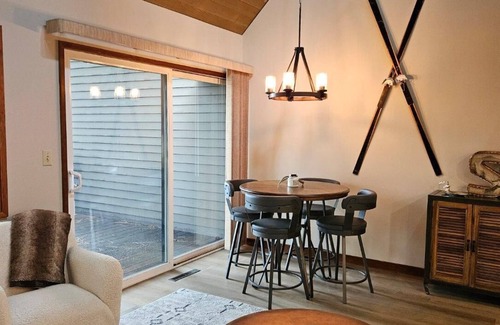 Overlook Park Condo | Newly Remodeled Condo on Golf Course, A/C, Pet Friendly, SHARC passes, Bikes.