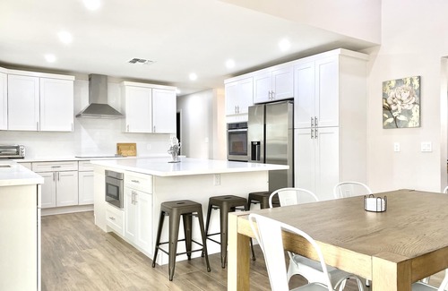 Raskin Estates House | Newly Remodeled Luxury Home, Heated Pool, All Amenities, Fun Entertainment