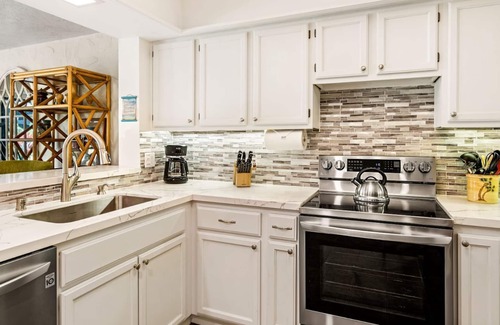 Kailua-Kona Condo | 🏖️Newly Remodeled | Ocean View | AC | Ground Floor