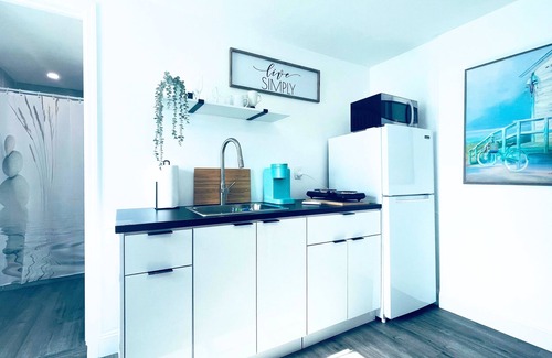 South Venice Apartment | Newly Remodeled Peaceful & Private Studio Apt - Near Hospitals & 6 Min To Beach!
