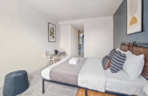 Milton Park Apartment | Newly Renovate Studio-2 Blocks From Place des Arts