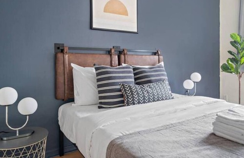 Milton Park Apartment | Newly Renovate Studio-2 Blocks From Place des Arts