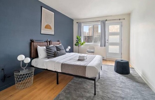Milton Park Apartment | Newly Renovate Studio-2 Blocks From Place des Arts
