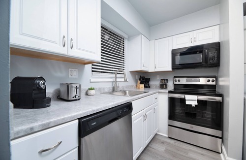 Sunrise Apartment | Newly Renovated 2-bedroom apartment By Sawgrass