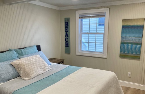 Salisbury Cottage | Newly renovated, 2 BR 2 BA only 32 steps off the beach!
