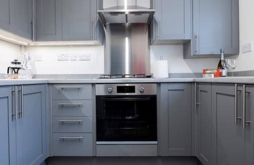 Harlescott House | Newly Renovated, 3 Bedroomed, 5 Guest Family Home