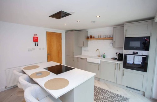 North West House | Newly Renovated 3 Bedroom Modern House