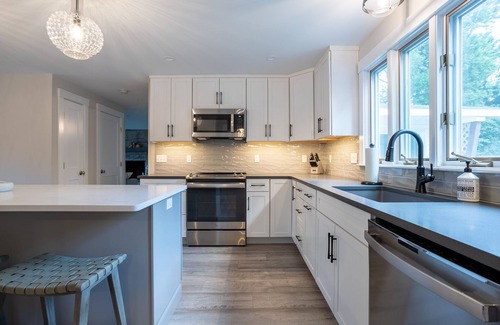 Rye House | Newly Renovated 4 Bedroom Steps Away from Jenness Beach