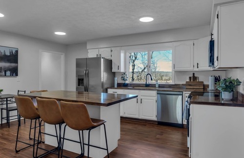 Cadiz House | Newly Renovated 5BR – Lake Barkley Stay