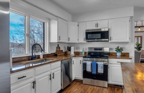 Cadiz House | Newly Renovated 5BR – Lake Barkley Stay