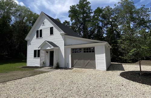 Athens House | Newly Renovated Designer 3-BR/2-BTH Carriage House in Athens!
