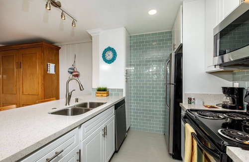 Townsite Cottage | Newly renovated - Direct Ocean View - steps to Ocean