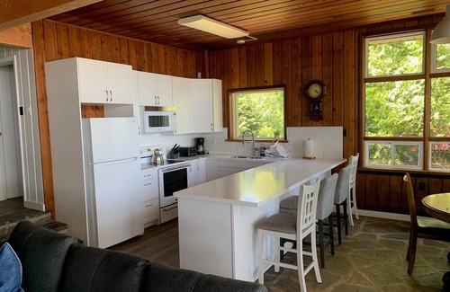 Honey Harbour Cottage | Newly renovated family cottage on Georgian Bay steps from Honey Harbourn