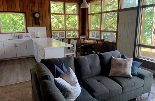 Honey Harbour Cottage | Newly renovated family cottage on Georgian Bay steps from Honey Harbourn