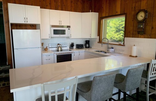 Honey Harbour Cottage | Newly renovated family cottage on Georgian Bay steps from Honey Harbourn