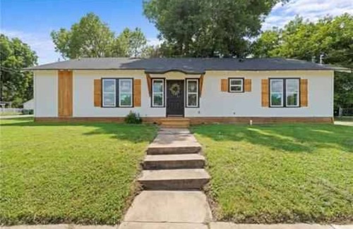 Dean Highland House | * Newly renovated * FRESH AND CLEAN * Minutes from Silos and McLane Stadium