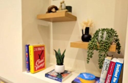 Glasgow House | Newly Renovated Gem - Free Parking & Modern Comfort