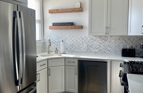 Cape May Condo | Newly Renovated in 2025! 3bdrm/2bth condo. Dog friendly. Walk to town & beach!