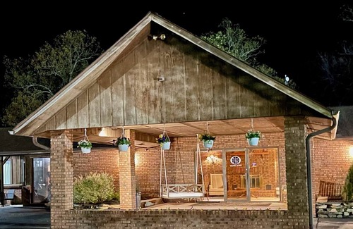 Wappapello Resort | Newly renovated King Room w/high speed internet