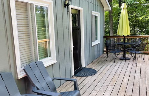Mayfield Cottage | NEWLY RENOVATED! Large sandy beach & swim area. Cute 3 bedroom lake house