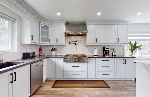 Whitchurch-Stouffville Villa | Newly renovated luxury Home with deck, surrounded by trees on a 5 acres land