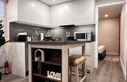 Aurora House | Newly Renovated! Modern & Cozy Aurora Secondary Unit