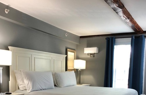 Top of the Hill Apartment | Newly renovated one bedroom unit. Walk to center of town.