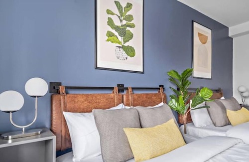 Milton Park Apartment | Newly Renovated Studio 2 Queen Size Beds 5 min Walk to Mcgill