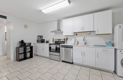 Palms West Condo | Newly renovatedTraditional Tally Charm 1 Mile From FSU Stadium