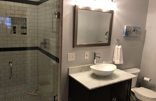 Newport Apartment | NEWPORT INN #5 - NO CLEANING FEES! FREE PARKING! WALK TO GAMES AND CONCERTS!