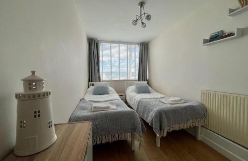 Newquay Apartment | Newquay Fistral Beach View with pool