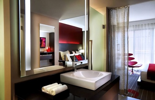 Gaslamp Quarter Hotel | Next to Gaslamp Archway! 3 Luxury Units! Bike Rental, Onsite Pool, Parkling!